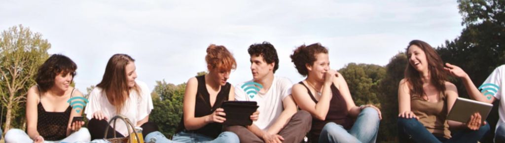 Amigos usando compartiendo WiFi con un router 4G
